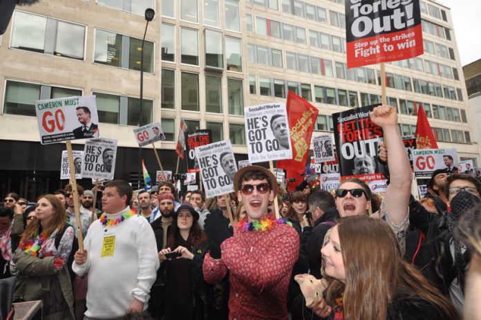 Thousands of protesters dressed in Panama hats & Hawaiian shirts in London on Saturday demanding ‘Cameron Must Go!’