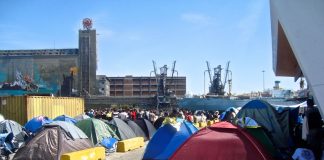 Refugees camp in the port of Piraeus – another refugee has died after being seriously injured by a police vehicle