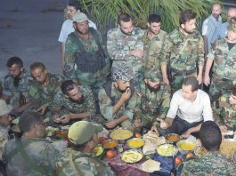 Syrian President Assad shares a meal with the troops of the Syrian army