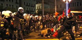 Riot police attack workers and youth in Athens on Tuesday night. Photo credot: MARIOS LOLOS