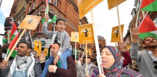 Palestinians supporting their hunger strikers picketed the Israeli embassy on Saturday