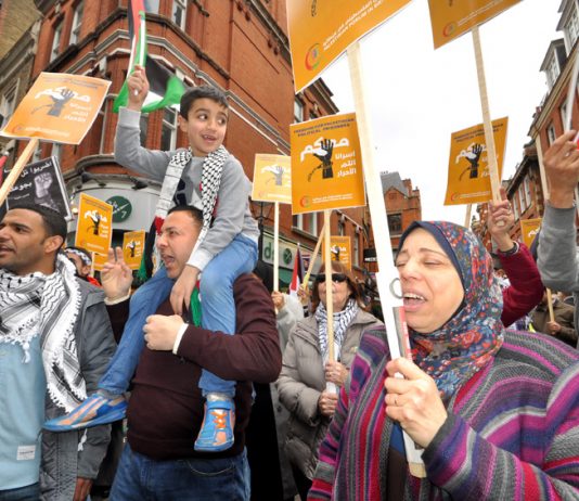 Palestinians supporting their hunger strikers picketed the Israeli embassy on Saturday
