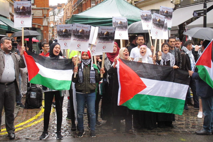 Defiant protesters shouting ‘Free Palestine’ as they display their national flags
