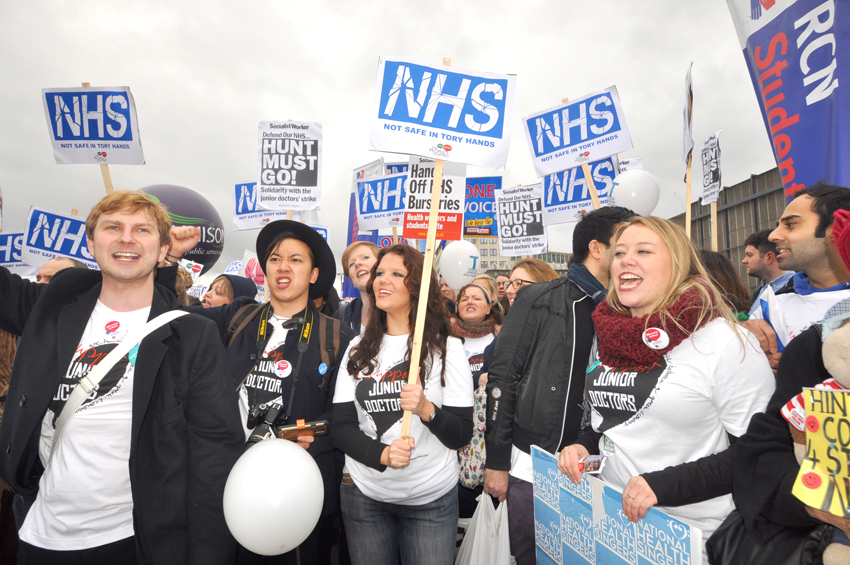 Junior doctors join with student nurses to fight Health secretary Hunt’s attacks on the NHS