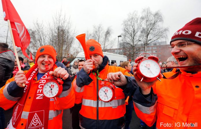 Over 350 metalworkers demonstrated in Berlin last Friday for the alignment of the East to the West wages and the other collective bargaining demands of the IG Metall