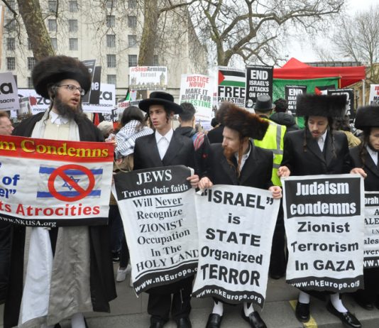 Orthodox Jews, joining the rally on Saturday against the Israeli killings in Gaza, condemn Zionist terrorism