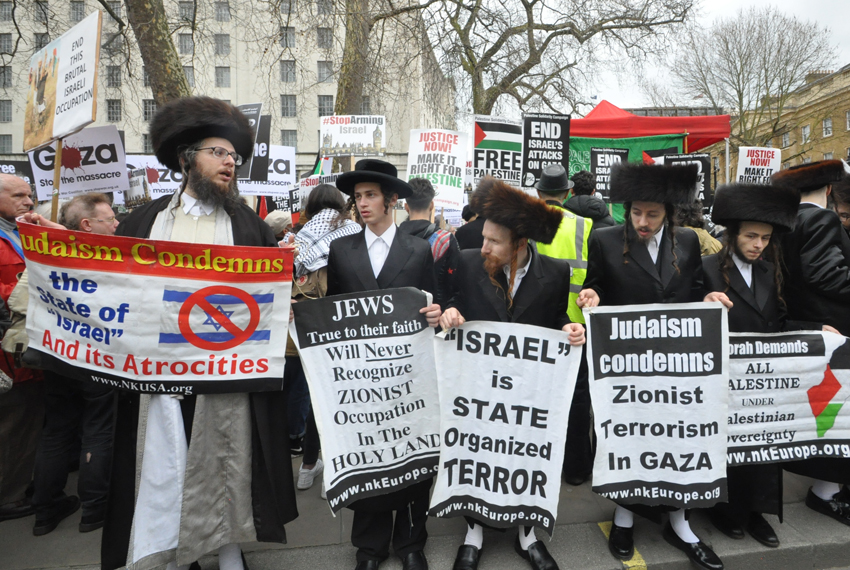 Orthodox Jews, joining the rally on Saturday against the Israeli killings in Gaza, condemn Zionist terrorism