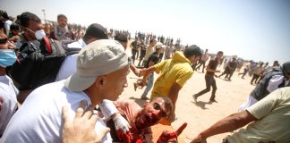 Palestinian shot by an Israeli sniper on the border with Gaza on a demonstration for the right to return