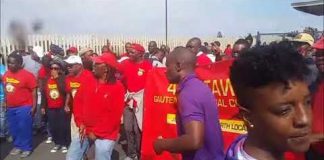 Striking SATAWU bus workers picket line in Gauteng in May