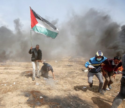 Youth clash with deadly Israeli forces on the border with Gaza – they face being gassed, shot and killed