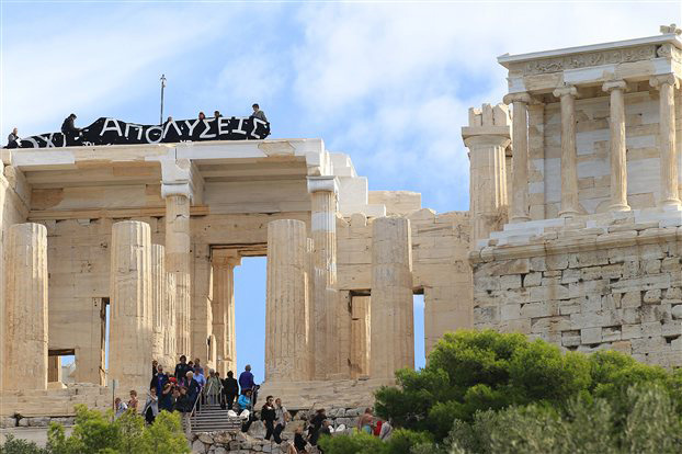 Culture Ministry workers demonstrating at the Acropolis – now under the control of the EU-IMF.  Banner reads ‘no sackings’