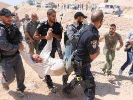 Israeli police attack Palestinians opposing the demolition of the Bedouin village Khan al-Ahmar in the occupied West Bank