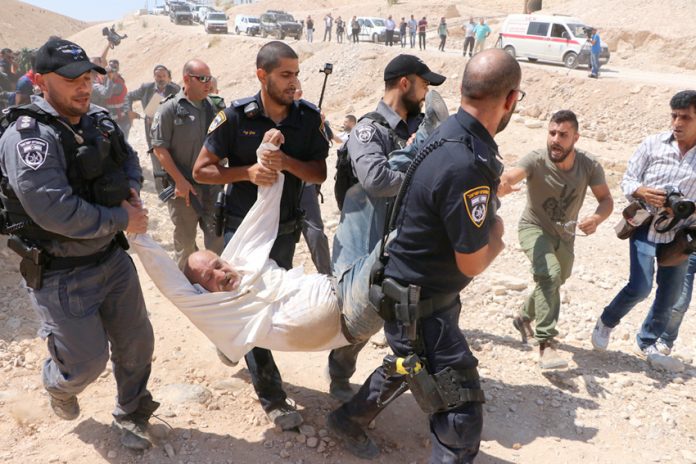 Israeli police attack Palestinians opposing the demolition of the Bedouin village Khan al-Ahmar in the occupied West Bank