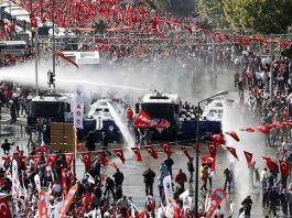 Turkish trade unionists under attack from police water cannons