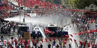 Turkish trade unionists under attack from police water cannons