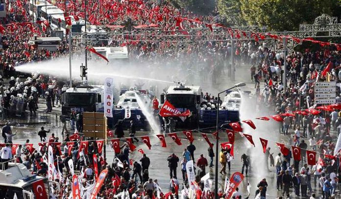 Turkish trade unionists under attack from police water cannons