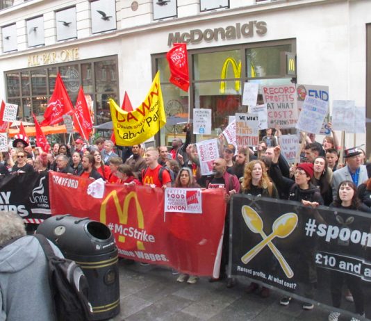 TGI Fridays, McDonald’s, Wetherspoons and Deliveroo ‘Gig Ecomomy’ workers demonstrate against low pay