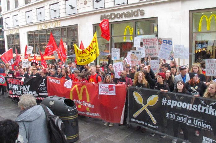 TGI Fridays, McDonald’s, Wetherspoons and Deliveroo ‘Gig Ecomomy’ workers demonstrate against low pay