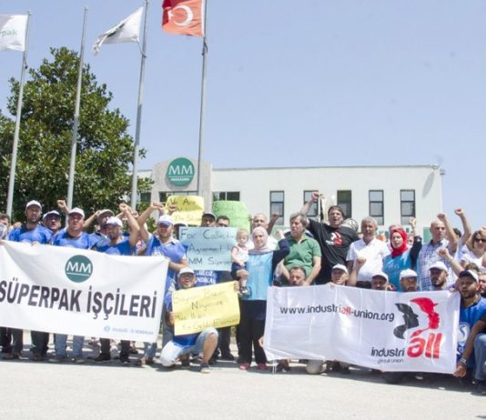 MM Süperpak strikers on the picket line at the company’s Izmir site