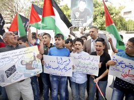 Palestinian political prisoners in Israeli jails are suffering unbearable imprisonment conditions & are going hungry!