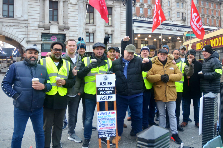 Railworkers strike for pay! – no rise since 2016