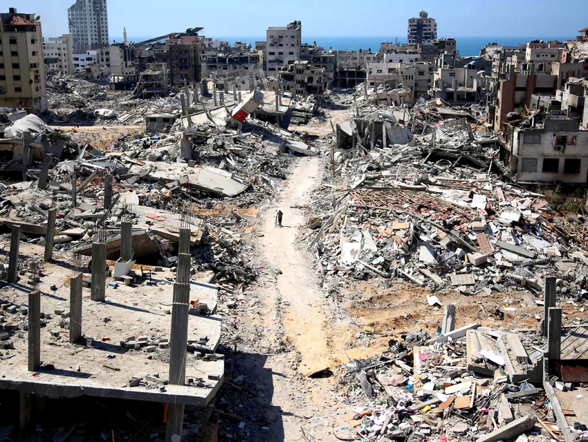 Israel carries out a new wave of attacks in Gaza and occupied Jerusalem