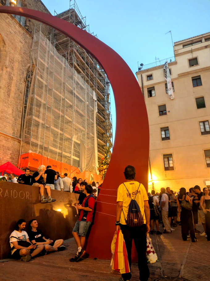 Thousands march in Barcelona against fascists